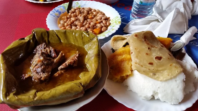 लुवोम्बो एक युगांडा का व्यंजन है