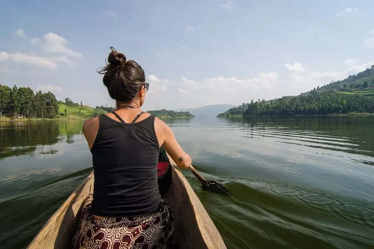 canoa sul lago Bunyonyi