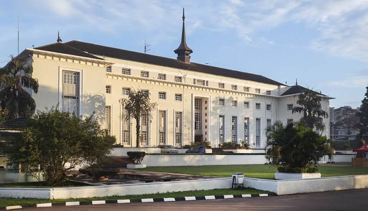 Посещение парламента Буганды размещается в Буланж Менго
