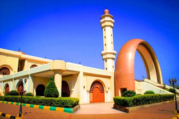 A Mesquita Gaddafi - Suba 272 degraus para uma vista de 360 ​​graus da cidade de Kampala