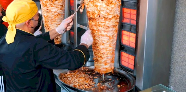 Cortando shawarma no restaurante do Oriente Médio