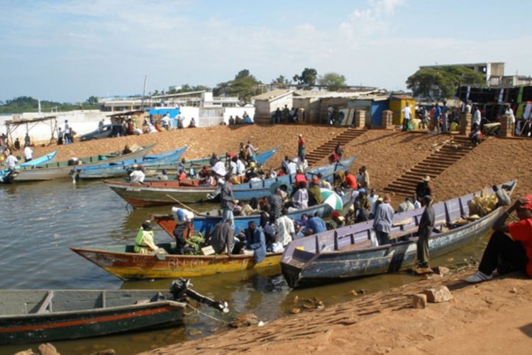 Barcos en el lugar de desembarco de Ggaba