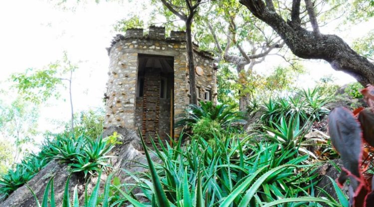 Die göttliche Quest: Erkundung der kleinsten Kirche der Welt auf dem Biku Hill