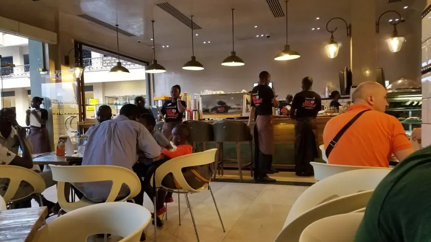 عملاء متنوعون في مقهى جافا