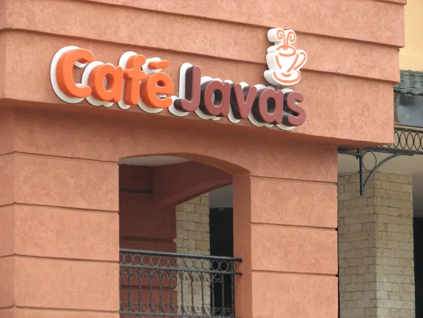 Кафе Джавы: уютное место, чтобы поесть, выпить и холод в Кампале