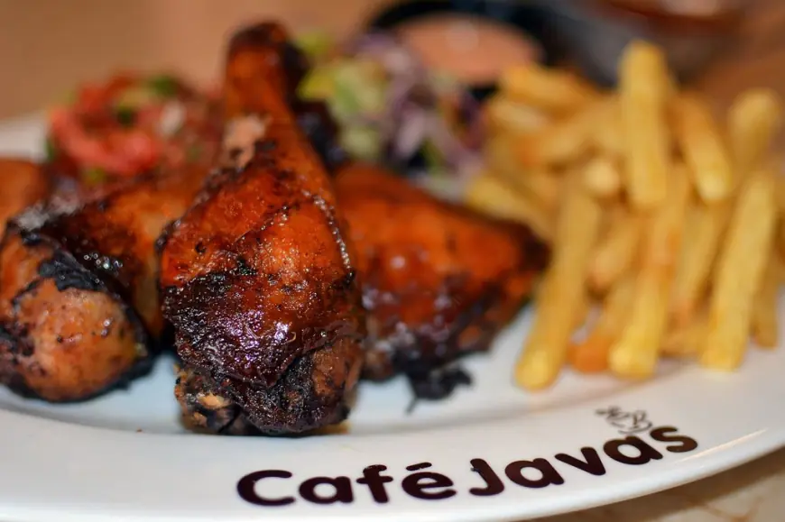 Hühnchen serviert im Café Javas