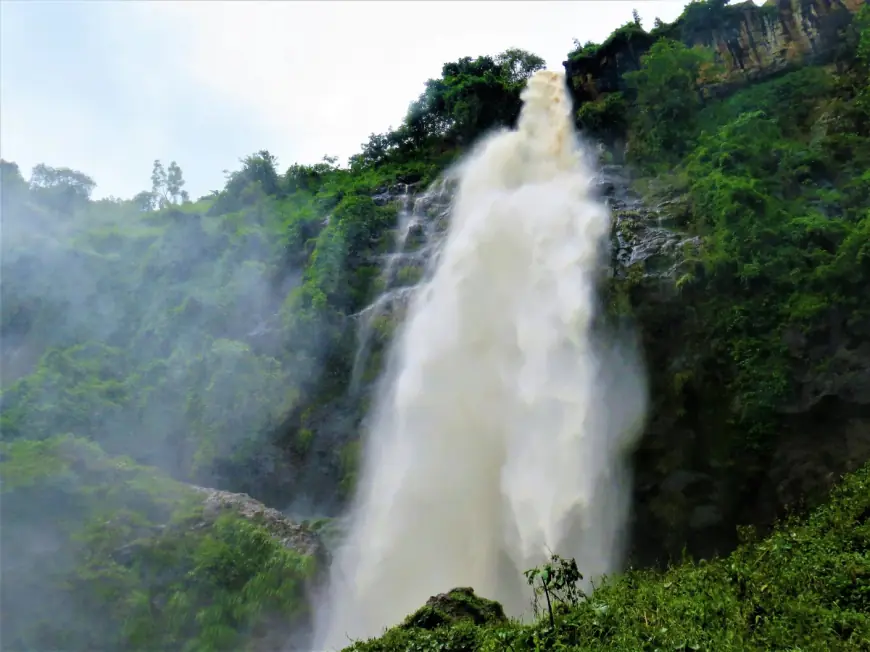 Sisiyi Falls: Gushing Waters and Verdant Charm